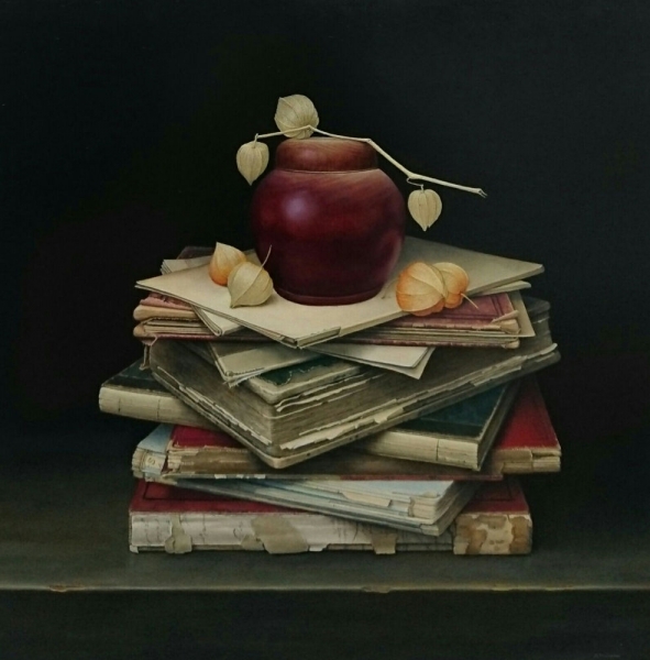 Boekenstilleven met houten pot / Still life with books and wooden pot © Aad Hofman